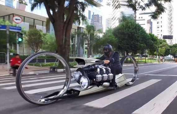 موتورسیکلتی با چرخ‌های توخالی و مجهز به موتورهواپیما