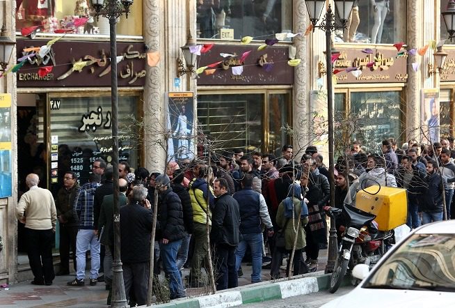 اختلاف قیمت صرافیهای بانکی و بازار آزاد