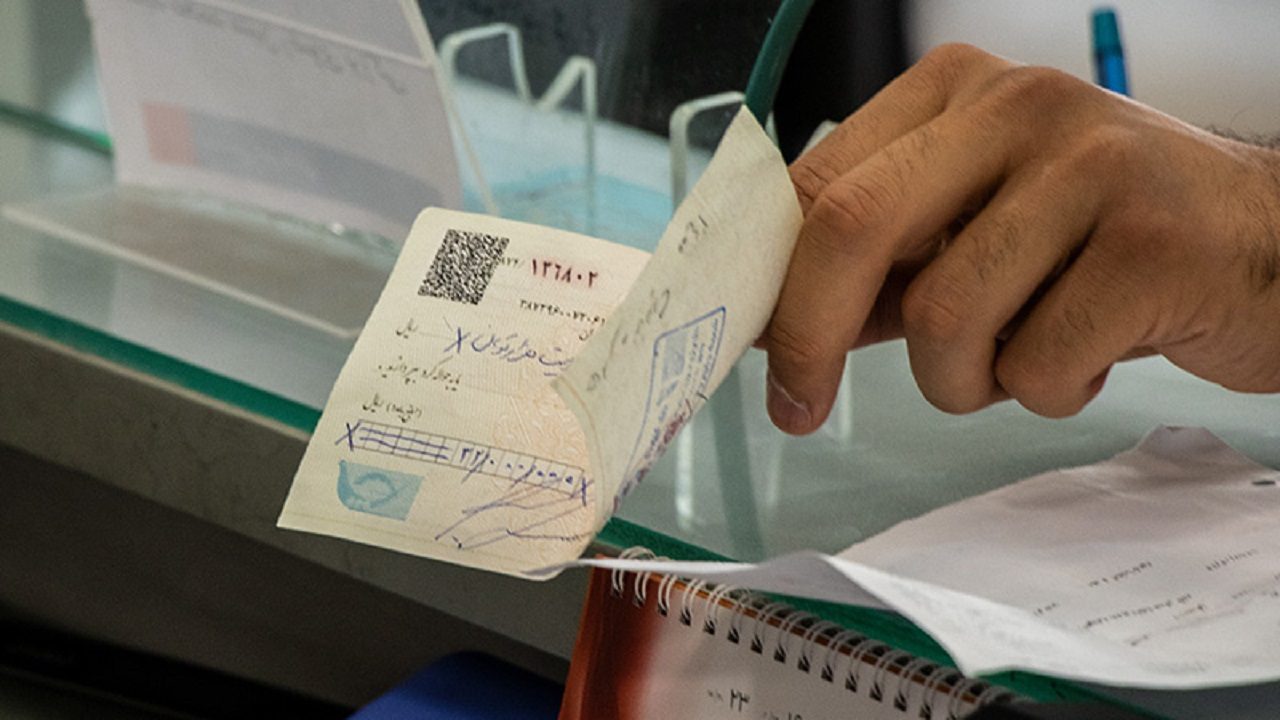 قانون اصلاح قانون صدور چک، دستگاه‌ها و نهاد‌های متعدد و مختلفی را مسئول فراهم آوردن زیرساخت‌های فنی، قانونی، مقرراتی و ... کرده است که پیاده‌سازی کامل این قانون تنها در صورت انجام این اقدامات از سوی تمام نهاد‌های مسئول و مرتبط، تحقق پیدا خواهد کرد. از میان نهاد‌های مسئول و مرتبط با اجرای این قانون، بانک مرکزی و شبکه بانکی بیشترین مسئولیت‌ها را بر عهده داشته و دارد و بر این اساس نیز تاکنون اقدامات فراوان و پردامنه‌ای از سوی بانک مرکزی انجام گرفته است. جدول شماره (۱) نشانگر اقدامات اقدامات انجام شده از سوی بانک مرکزی در راستای انجام تکالیف مندرج در اصلاح قانون صدور چک مصوب از سال ۱۳۹۷ تاکنون است: اقدامات بانک مرکزی در راستای قانون جدید چک اقدامات آتی بانک مرکزی در راستای انجام تکالیف مندرج در قانون جدید چک اجرای برخی مفاد قانون اصلاح صدور چک چند مرحله‌ای است که برخی مراحل آن تاکنون انجام شده و باقی مراحل نیز در حال پیگیری است. اقدامات آتی و در دست اجرای بانک مرکزی در راستای انجام تکالیف مندرج در قانون اصلاح قانون صدور چک در جدول شماره (۲) آمده است: اقدامات بانک مرکزی در راستای قانون جدید چک تمهیدات بانک مرکزی برای تسهیل اجرای قانون جدید چک بانک مرکزی با اتخاذ تمهیداتی در راستای تسهیل اجرای قانون اصلاح قانون صدور چک، اقداماتی را در دستور کار دارد. جدول شماره (۳) به این تمهیدات اشاره دارد: اقدامات بانک مرکزی در راستای قانون جدید چک در پایان تاکید می‌شود، با توجه به گستردگی تغییرات در قانون جدید چک و دایره وظایف و تکالیف بانک مرکزی در این خصوص، بانک مرکزی با استفاده از تمام ظرفیت‌های فنی و قانونی به طور مستمر در تلاش است تا اندک تکالیف باقی‌مانده در اجرای این قانون را نیز به طور کامل و دقیق به انجام رساند.