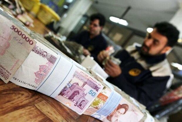 سید صولت مرتضوی در حاشیه مراسم بهره‌برداری از ۴۵۴و احد مسکونی ذیل نهضت ملی مسکن در شهر گرمدره در غرب تهران، با بیان اینکه بنیاد مسکن در محوریت ساخت مسکن روستایی است، گفت: این بنیاد آستین همت را برای اجرای مسکن شهری نیز بالا زده است. وی با تأکید بر اینکه عملیات اجرایی واحدهای مسکونی در اختیار بنیاد مسکن آغاز شده است، گفت: ساخت ۶۰ هزار مسکن شهری را بنیاد مسکن آغاز کرده ضمن اینکه زیرساخت‌ها برای ساخت سالانه ۲۰۰ هزار واحد در شهرها از سوی بنیاد مسکن هم فراهم است. در ادامه مجتبی عبداللهی استاندار البرز نیز سهمیه این استان از نهضت ملی مسکن را ۱۲۰ هزار و سالانه ۳۰ هزار واحد مسکونی عنوان کرد. وی در پاسخ به سوال خبرنگار مهر مبنی بر اینکه شهر جدید هشتگرد نیز در این سهمیه قرار دارد یا خیر؟ گفت: موضوع هشتگرد از سایر شهرهای استان البرز، متفاوت و برنامه‌ریزی ساخت مسکن در هشتگرد بیش از اینها است. همچنین اکبر نیکزاد رئیس بنیاد مسکن انقلاب اسلامی درباره ورود بنیاد به ساخت مسکن در شهر تهران گفت: طی توافقی که با شهرداری تهران داشته‌ایم هم در بافت فرسوده و هم خارج از بافت فرسوده پایتخت، ۱۰ هزار واحد خواهیم ساخت که ظرف چهار ماه آینده اجرای آن آغاز می‌شود. رئیس بنیاد مسکن انقلاب اسلامی افزود: در حال حاضر ساخت ۲۱۰ هزار واحد مسکونی شهری و روستایی را آغاز کرده‌ایم. وی درباره وام مسکن روستایی گفت: مشکل پرداخت وام ۲۰۰ میلیون تومانی مسکن روستایی حل شده، برخی ناهماهنگی‌ها بین سازمان برنامه و بودجه، بانک مرکزی و وزارت راه و شهرسازی وجود داشت؛ موضوع را به رئیس‌جمهور منتقل کردیم، رئیس‌جمهور دستور اکید داد تا پرداخت این وام آغاز شود. اخیراً سید مسعود میرکاظمی رئیس سازمان برنامه و بودجه به اسماعیلی رئیس دفتر رئیس‌جمهور اعلام کرد که مشکل حل شده و ظرف چند روز آینده پرداخت وام مسکن روستایی آغاز می‌شود. رئیس بنیاد مسکن انقلاب اسلامی در پاسخ به این پرسش که آیا ساخت این واحدها طول می‌کشد؟ گفت: اخیراً مشاهده شده که برخی افراد زمان‌های نجومی برای ساخت مسکن اعلام می‌کنند که چنین نیست؛ برنامه‌ریزی دقیق کرده‌ایم تا به سرعت واحدها احداث شود. به گفته نیکزاد، برای خانوارهای کم درآمد نیز برنامه داریم تا مشکل مسکن آنها با کمک‌های بلاعوض و تسهیلات ارزان قیمت حل شود.