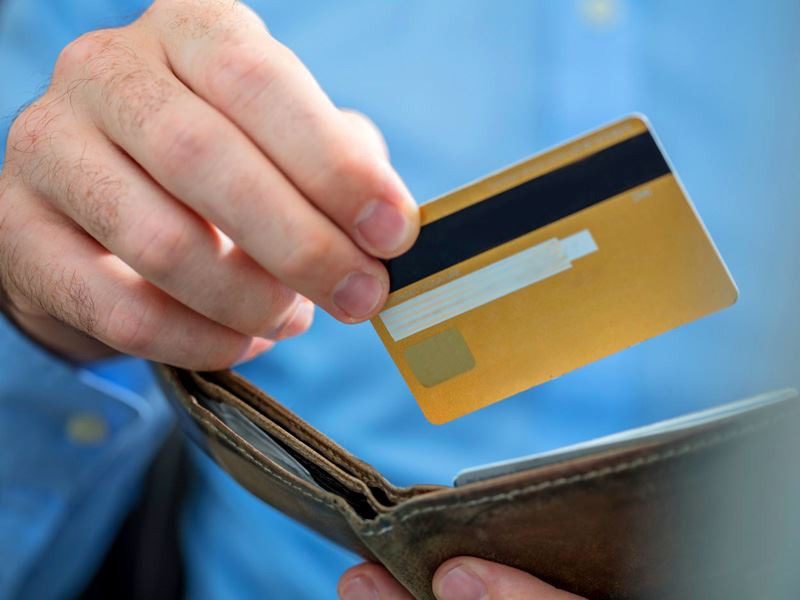 لغو تمدید خودکار کارتهای بانکی، خلاف دولت الکترونیک است