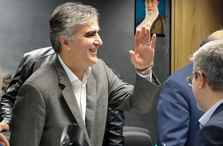 فرزین استعفا داد