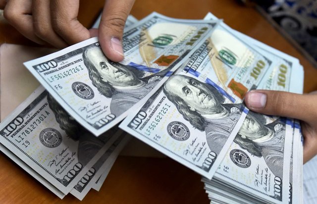 دلار سهمیه‌ای چقدر از بازار آزاد ارزان‌تر است